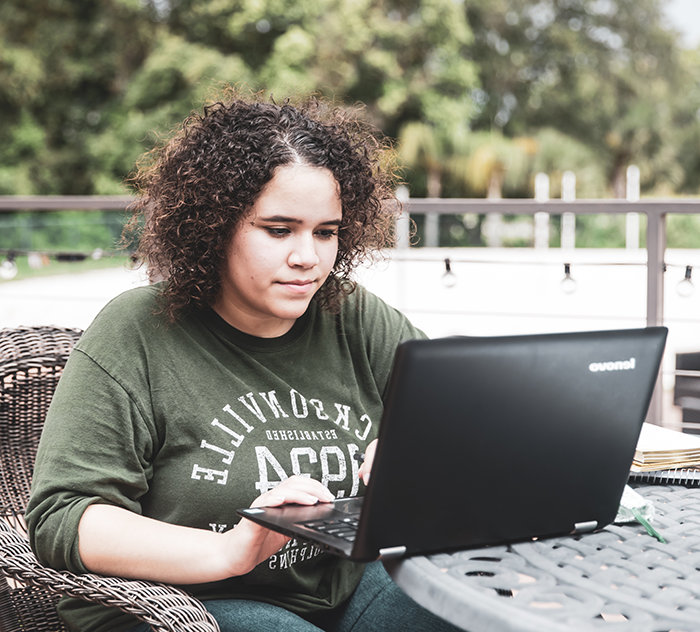 朱绿大学的学生在她的笔记本电脑上浏览.