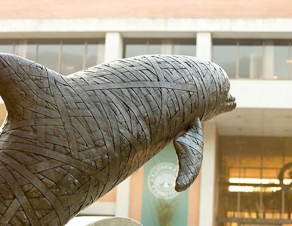 以霍华德行政大楼为背景的海豚雕像之一.